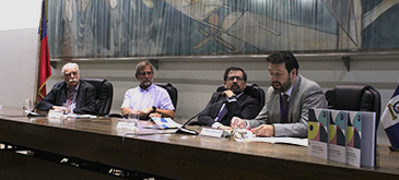 El profesor Roberto Vera junto a los otros tres presentadores de su libro