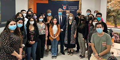 Foto muestra a autoridades de la Usach y Facimed junto a estudiantes del Magíster en Salud Pública