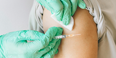 Plano de detalle de persona siendo vacunada en su brazo