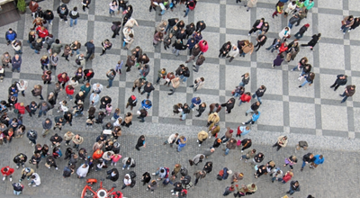 Imagen aérea que muestra un espacio público abierto repleta de personas