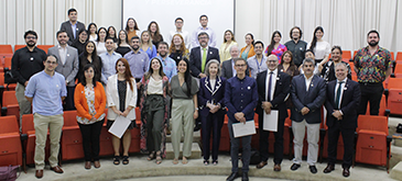 Autoridades de Facimed junto a docentes y residentes del Programa de Dermatología y Venereología de la Usach