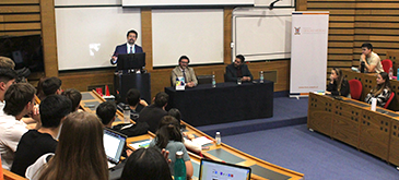 Profesor Roberto Vera presentando en la Universidad de Los Andes