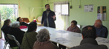 Personas mayores de Villa Portales durante una sesión del ciclo de talleres 2023
