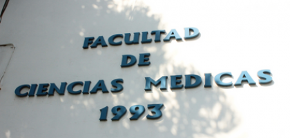 Imagen que muestra la fachada del edicio de la Facultad de Ciencias Médicas