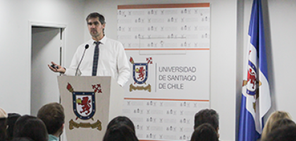 El Dr. Bernardo Martorell dictando su clase magistral en la inauguracion del programa