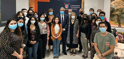 Foto muestra a autoridades de la Usach y Facimed junto a estudiantes del Magíster en Salud Pública