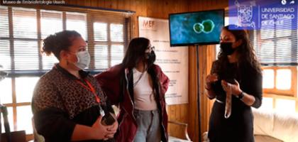 Captura de video que muestr a tres mujeres en el interior del Museo de Embrio-Fetología de la Usach