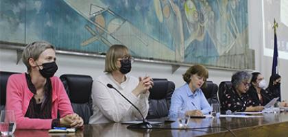 Foto del seminario que muestra a las cinco panelistas de este.