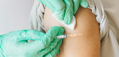 Plano de detalle de persona siendo vacunada en su brazo