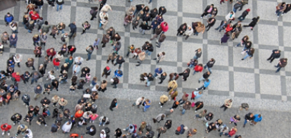 Imagen aérea que muestra un espacio público abierto repleta de personas