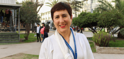 Fotografía de la Dra. Vivienne Bachelet en el campus universitario