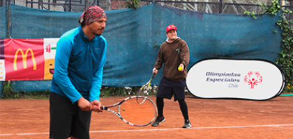 Foto que muestra a dos competidores del torneo de tenis de Olimpiadas Especiales en la Usach