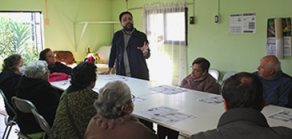 Personas mayores de Villa Portales durante una sesión del ciclo de talleres 2023